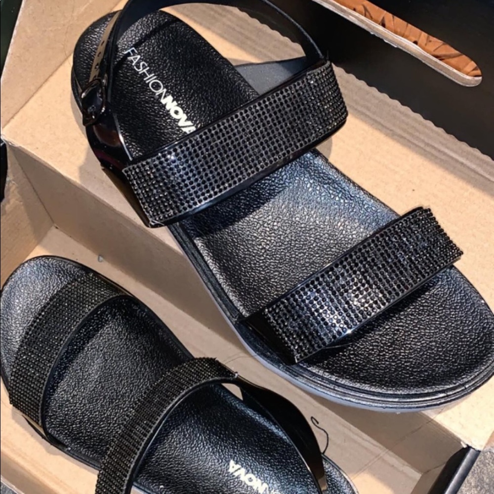 Strap sandals